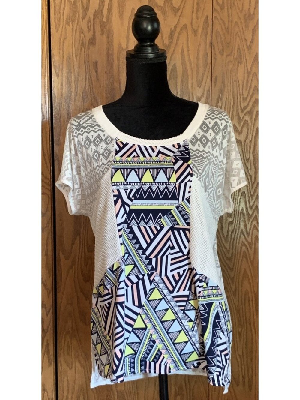 Miss Me Womens Shirt Large Multicolor Geometric Stretch Shortsleeve